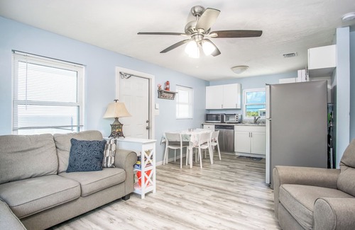 Breezeswept Beach Estates Maison | Casa Playa | 4 bed/2 bath canalfront getaway on Ramrod Key