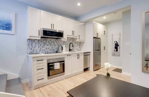 Leslieville Appartement | Casa Queen-Leslieville Suite w LRG Patio