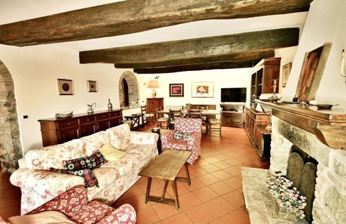 Umbertide Villa | Casa Riozzo. TENNIS PRIVE, PISCINE PRIVEE, cuisines extérieures / extérieures, wifi gratuit