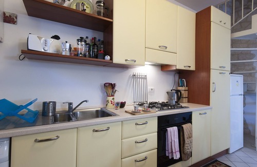 Bugnara Villa | Casa Rosa Detached Cottage in Village with Roof Terrace, Garden, BBQ & Free WiFi