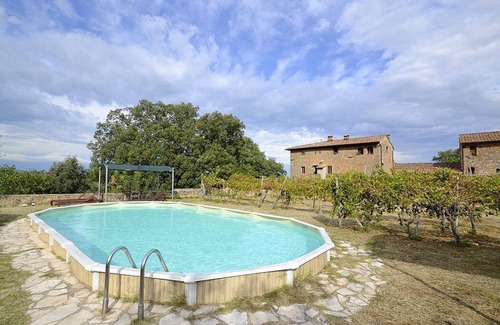 Monteriggioni Maison | Casa Scoiattolo A: Un appartement agréable et accueillant entouré de prairies et de collines verdoyantes.