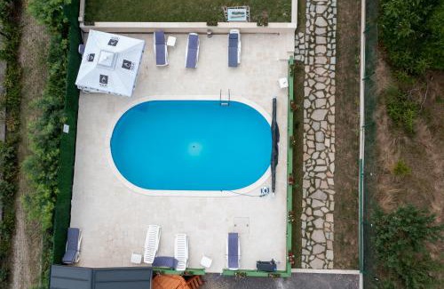 Merei Villa | Casa Senik Monteoru Piscina ,Jacuzzi Sauna, Ciubar