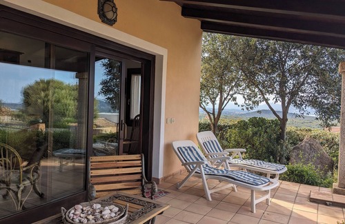 Porto San Paolo Maison | Casa Singola Immersa nel Verde con Vista Mare