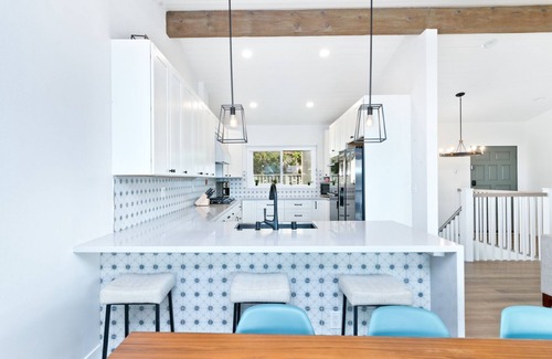 East Bluff Maison | Casa Vista - Amazing views, hot tub and patio.