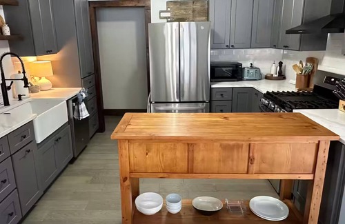 Cairo Maison | CasaBlanka Catskills Ski Mountain Home w/ Hot Tub, Fireplace
