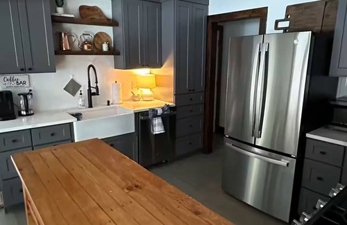 Cairo Maison | CasaBlanka Catskills Ski Mountain Home w/ Hot Tub, Fireplace