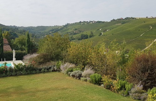 Castiglione Tinella Appartement | Cascina del Noce - Alba. Spacious apartment with exceptional views and pool