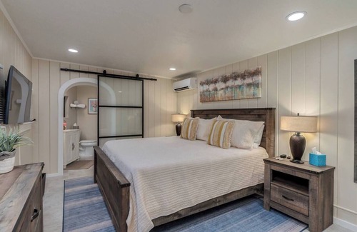 Sam Hughes Maison | Casita Sam Hughes/University King bed