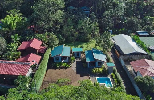 Uvita Cottage | Casita Tropical, walking to the beachn