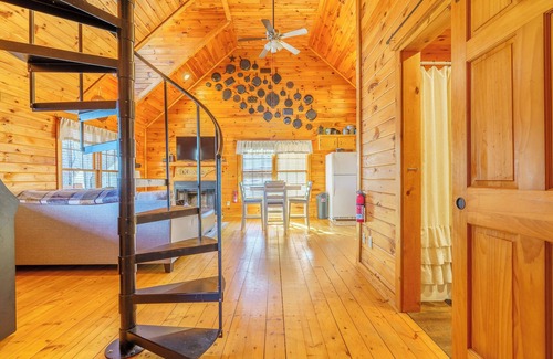 South Pittsburg Cabine | Cast Iron Cabin - Hot Tub & Mountain View - Near Chattanooga