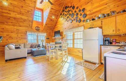 South Pittsburg Cabine | Cast Iron Cabin - Hot Tub & Mountain View - Near Chattanooga