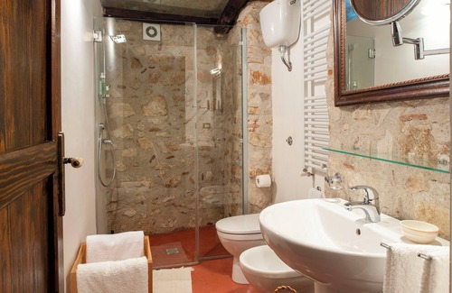 Teggiano Autre | La Romantica the magic of staying in the castle in the medieval center Teggiano