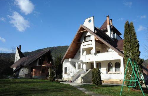 Pangarati Lit Et Petit-Déjeuner | Castelul de Smarald