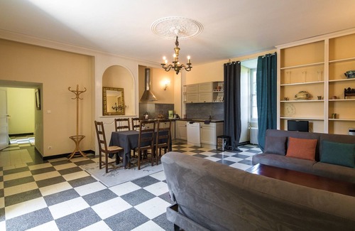 Chalais Appartement | Château patrimonial à Chaleix avec piscine commune