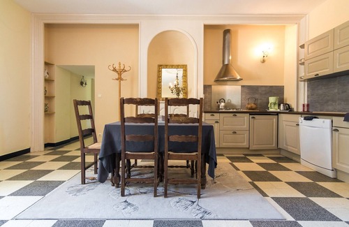Chalais Appartement | Château patrimonial à Chaleix avec piscine commune