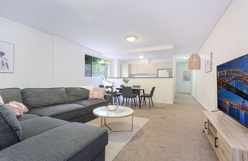 Castle Hill Maison | Castle HIll Sweet Modern 3BR Apt with 2 Parking