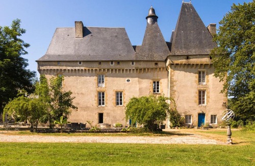 Chalais Maison | Castle in Chaleix with Pool and Views