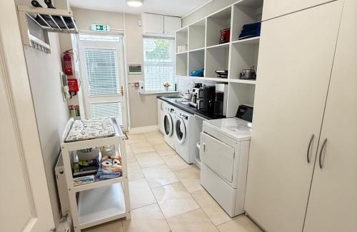 Kilnabrack Upper Maison | Castle View House - Luxury Vacation Home with Mountain & Sea Views - 5 min walk to Glenbeigh Village - 10 min drive to Rossbeigh Beach & Dooks Golf Course - On the Ring of Kerry-Wild Atlantic Way - 30 minute drive from Muckross House and National Park