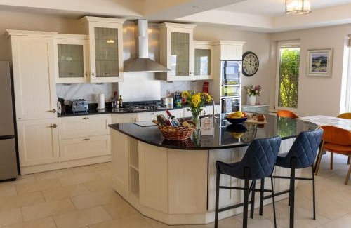 Kilnabrack Upper Maison | Castle View House - Luxury Vacation Home with Mountain & Sea Views - 5 min walk to Glenbeigh Village - 10 min drive to Rossbeigh Beach & Dooks Golf Course - On the Ring of Kerry-Wild Atlantic Way - 30 minute drive from Muckross House and National Park