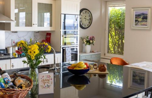 Kilnabrack Upper Maison | Castle View House - Luxury Vacation Home with Mountain & Sea Views - 5 min walk to Glenbeigh Village - 10 min drive to Rossbeigh Beach & Dooks Golf Course - On the Ring of Kerry-Wild Atlantic Way - 30 minute drive from Muckross House and National Park
