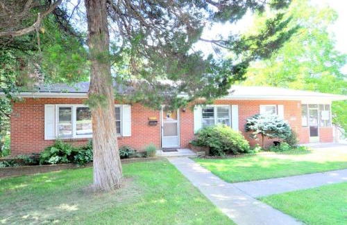 Berkeley Springs Chalet De Ski | Castle View - Wifi, Pet Friendly, Screen Porch, Game Room, Grill, Family Friendly, Kid Friendly, Fireplace