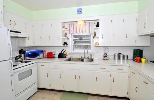 Berkeley Springs Chalet De Ski | Castle View - Wifi, Pet Friendly, Screen Porch, Game Room, Grill, Family Friendly, Kid Friendly, Fireplace