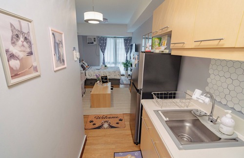 Malamig Copropriété | Cat Themed Room at a Condo in Manila, 10 Minute walk to the MRT Station