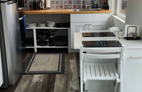 Hillsboro Maison | Catch the end of Summer now! Quiet & comfy, 1GB web, close to everything.