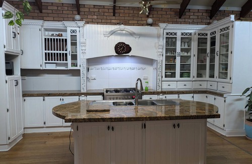 Melton West Appartement | Cathedral Home apartment w/firepit, swing, pool, + hiking trails, shopping mall