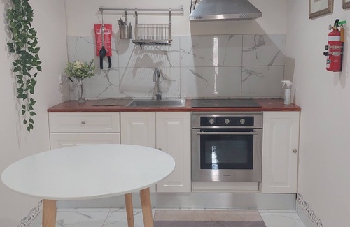 Melton West Appartement | Cathedral Home apartment w/firepit, swing, pool, + hiking trails, shopping mall