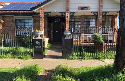 Melton West Appartement | Cathedral Home apartment w/firepit, swing, pool, + hiking trails, shopping mall