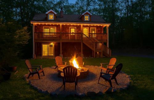 Catskill Maison | Catskill Cabin with Firepit & Brilliant Fall Views
