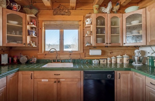 Prattsville Maison | Catskill Log Home Getaway