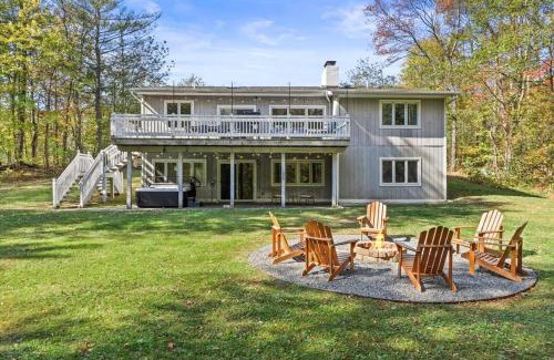Palenville Maison | Catskill Retreat with Hot Tub and Fire Pit