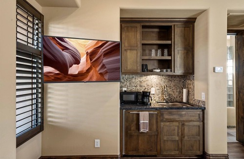 South Scottsdale Maison | Cattletrack Casita - Stylish Studio with Semi-Private Pool & Hot Tub