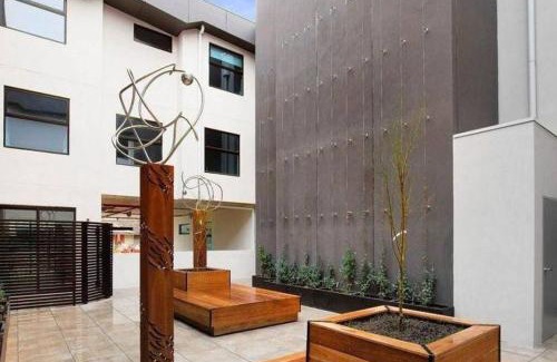 Caulfield Appartement | Caulfield Elegance: Chic Abode