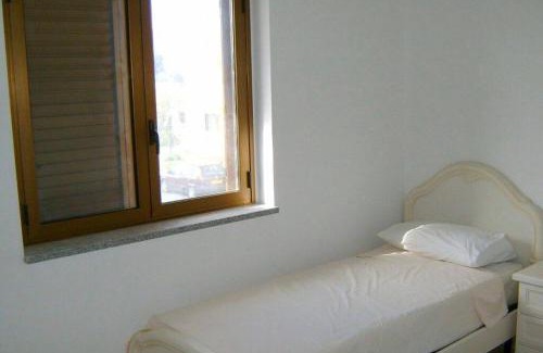 Caulonia Appartement | Caulonia, 2 bed 1st Floor Apartment Close To Beach