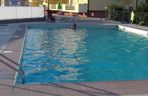 Stignano Mare Appartement | Piscine climatisée, moderne, partagée, proche plage et commodités.