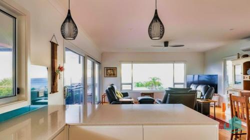 Caves Beach Maison | Caves Cottage - gorgeous 180 degree ocean views