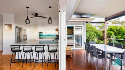 Caves Beach Maison | Caves Cottage - gorgeous 180 degree ocean views