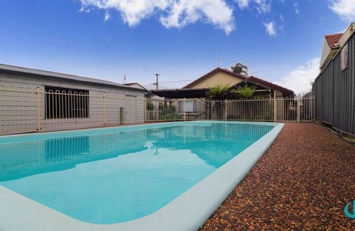 Caves Beach Maison | Caves Getaway - pool, beach, DOG friendly