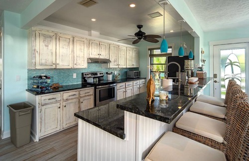 Breezeswept Beach Estates Maison | Cayman Retreat: Cozy pool home