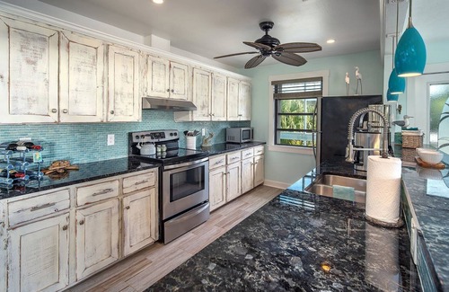 Breezeswept Beach Estates Maison | Cayman Retreat: Cozy pool home