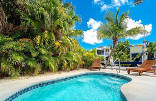 Breezeswept Beach Estates Maison | Cayman Retreat: Cozy pool home