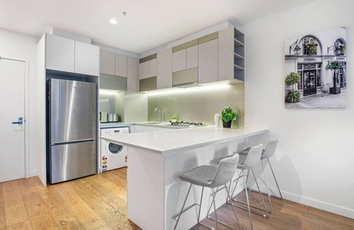 Melbourne Central Business District Appartement | CBD Elegance | 2BR Apt w/Pool, Gym & City Views