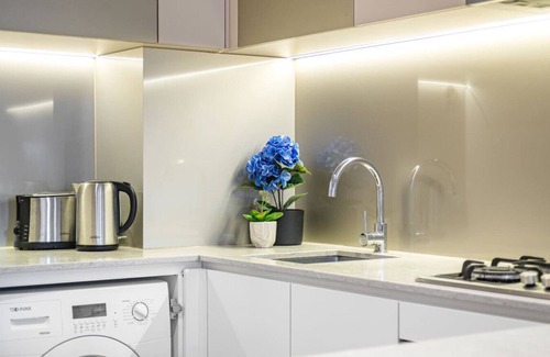 Melbourne Central Business District Appartement | CBD Elegance | 2BR Apt w/Pool, Gym & City Views
