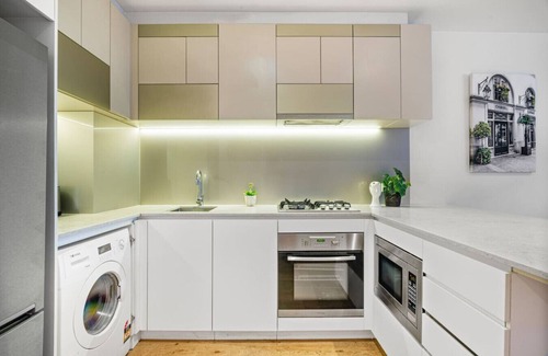 Melbourne Central Business District Appartement | CBD Elegance | 2BR Apt w/Pool, Gym & City Views