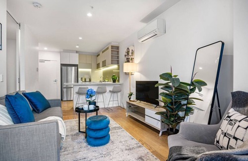 Melbourne Central Business District Appartement | CBD Elegance | 2BR Apt w/Pool, Gym & City Views