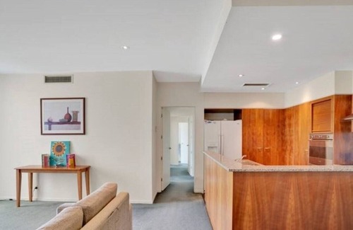 Launceston CBD Appartement | CBD locale with onsite restaurant, free gym, parking and wi-fi