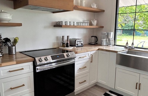 Picton Maison | CC’s Cottage: Indoor Pool and Close to Sandbanks